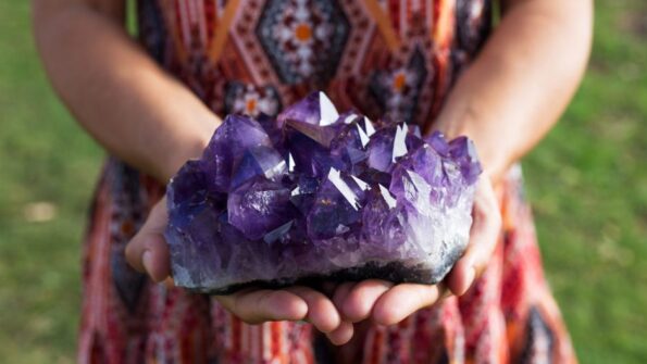 who should not wear amethyst stone